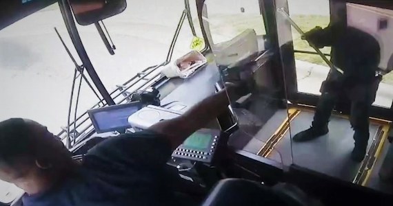 Policja ujawniła nagranie pokazujące przebieg strzelaniny, do której doszło w autobusie komunikacji miejskiej. Zakapturzony mężczyzna podszedł do kierowcy autobusu w Charlotte (Północna Karolina) i zażądał zatrzymania pojazdu. Chwilę później padły strzały.