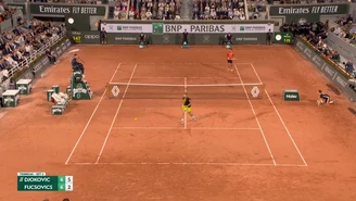 Djokovic awansuje w turnieju Rolanda Garrosa dzięki zwycięstwu nad Fucsovicsem. WIDEO