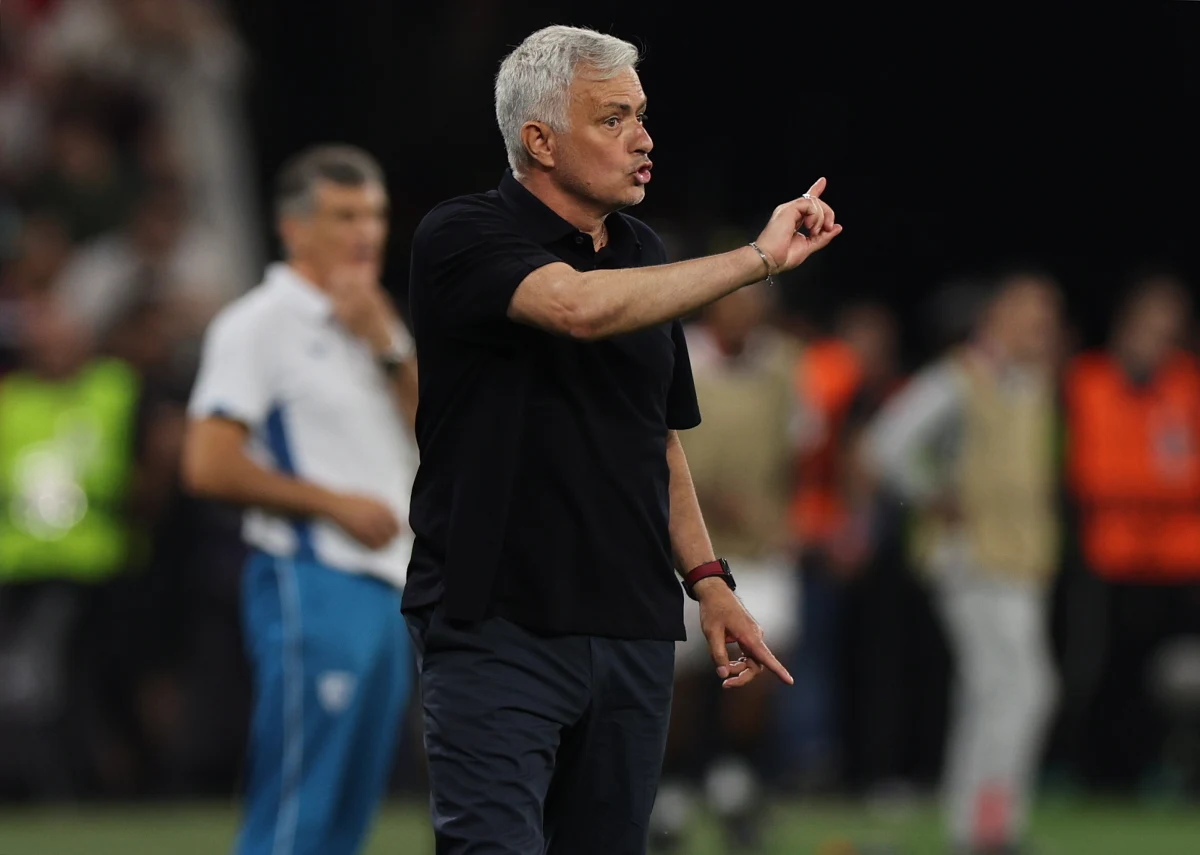 José Mourinho dał popis po finale Ligi Europy. Portugalczyk wyraził swoją frustrację podczas konferencji prasowej, a na stadionowym parkingu zaczekał na arbitrów, by na nich nawrzeszczeć. Jego AS Roma przegrała w środę w finale z Sevillą po serii rzutów karnych.