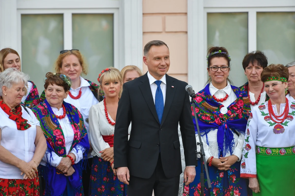 Andrzej Duda zapowiedział w poniedziałek, że skieruje do Trybunału Konstytucyjnego wniosek dotyczący ustawy o komisji weryfikacyjnej. Ten jednak do tej pory nie został przesłany. Jak dowiedział się nieoficjalnie reporter RMF FM, prezydencki wniosek trafi do TK najwcześniej na początku wakacji. Co więcej, dopiero teraz prezydenccy współpracownicy dokładnie wczytują się w poszczególne zapisy kontrowersyjnej ustawy.
