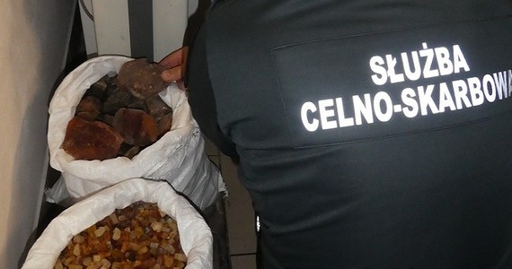 Przemyt blisko 30 kg bursztynu udaremnili na przejściu granicznym w Zosinie funkcjonariusze lubelskiej Służby Celno-Skarbowej. Próbował go wwieźć do Polski Ukrainiec.

