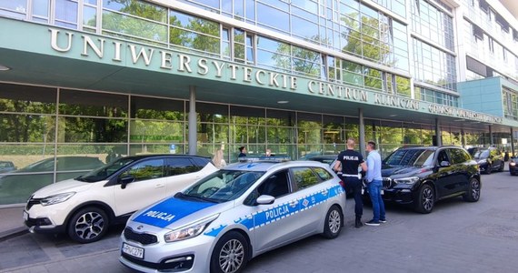 Policjanci z gdańskiej drogówki eskortowali mężczyznę, który wiózł swojego brata na przeszczep nerki. Żeby zostać dopuszczonym do operacji, pacjent musiał dotrzeć do szpitala przed godziną 12. Dzięki policyjnej pomocy, dotarł tam o 11.49. Był to prawdziwy wyścig z czasem.