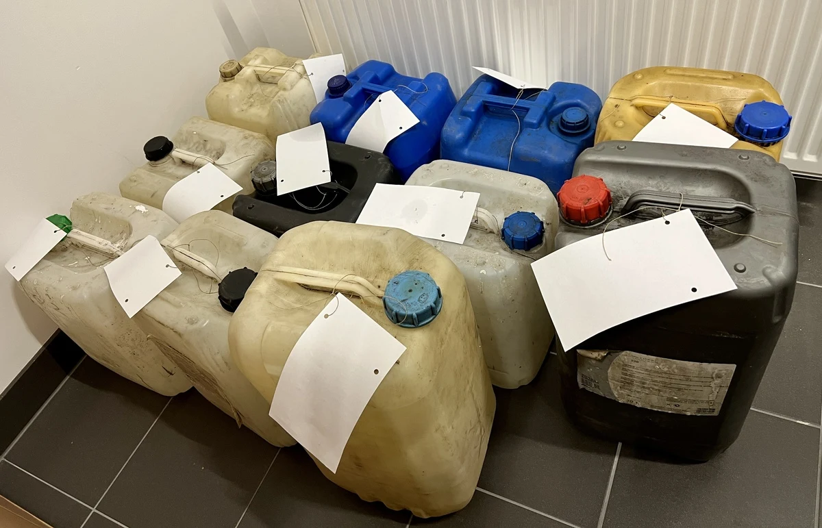 Policjanci z Piły zatrzymali trzech mężczyzn w wieku 28-29 lat, którzy kradli paliwo. Na jednym z osiedli dokonali serii włamań. Wchodzili na teren firmy i włamywali się do zaparkowanych aut. Dwóch z nich będzie odpowiadać w warunkach recydywy.