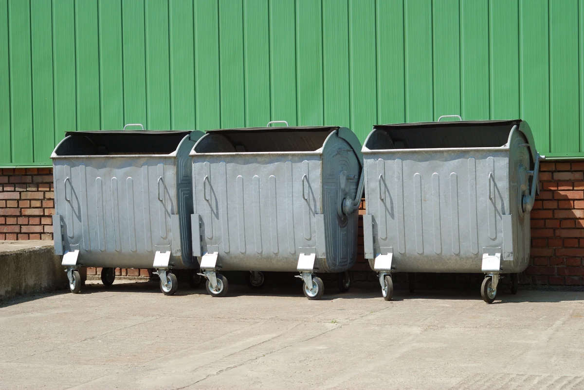 44-letni pracownik Wojewódzkiego Inspektoratu Ochrony Środowiska w Olsztynie miał przekazywać informacje o planowanych kontrolach firmom odpowiedzialnym za utylizację odpadów. Mężczyzna usłyszał już zarzuty niedopełnienia swoich obowiązków i przekroczenia uprawnień. Nie przyznał się do winy. 