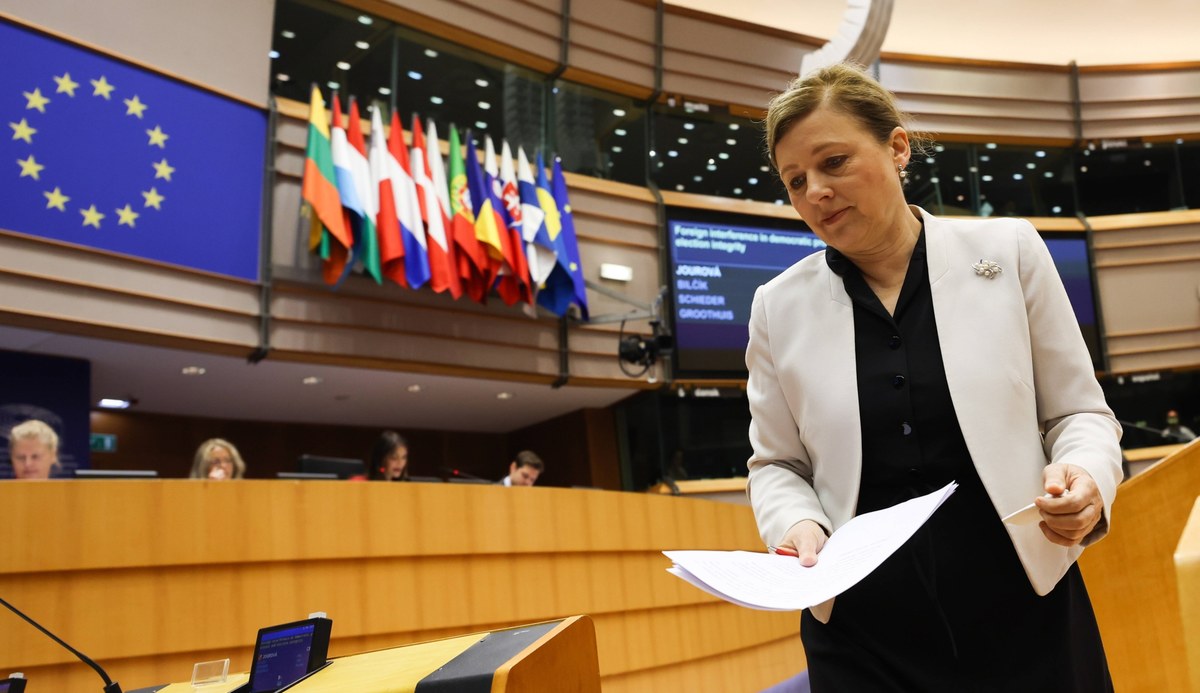 Parlament Europejski przegłosował rezolucję, która kwestionuje między innymi zdolność Węgier do sprawowania rotacyjnej prezydencji w UE. Uznano, że Budapeszt łamie podstawowe zasady praworządności i podstawowe wartości kluczowe dla Wspólnoty. Bruksela chce w ten sposób wywierać presję na Węgry.