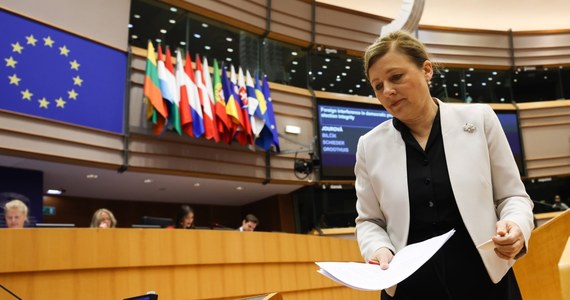 Parlament Europejski przegłosował rezolucję, która kwestionuje między innymi zdolność Węgier do sprawowania rotacyjnej prezydencji w UE. Uznano, że Budapeszt łamie podstawowe zasady praworządności i podstawowe wartości kluczowe dla Wspólnoty. Bruksela chce w ten sposób wywierać presję na Węgry.