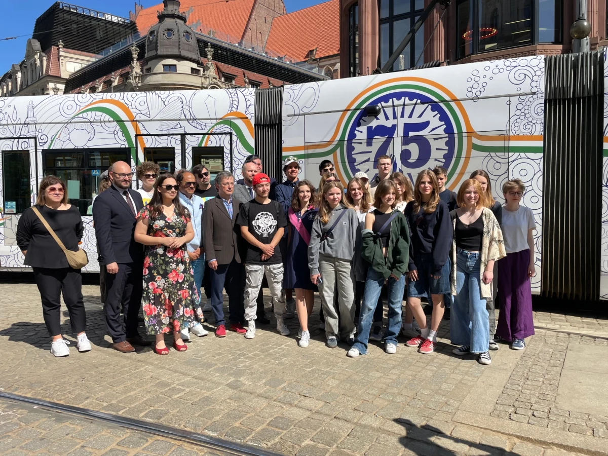 We Wrocławiu oficjalnie zaprezentowane zostało drzewo przyjaźni polsko-indyjskiej. Parocja perska poświęcona jest dwóm Maharadżom, którzy w czasie II wojny światowej przyjęli pod swój dach i przez długie lata opiekowali się polskimi dziećmi.
