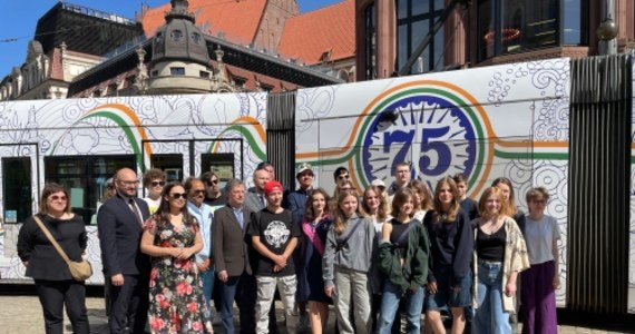 We Wrocławiu oficjalnie zaprezentowane zostało drzewo przyjaźni polsko-indyjskiej. Parocja perska poświęcona jest dwóm Maharadżom, którzy w czasie II wojny światowej przyjęli pod swój dach i przez długie lata opiekowali się polskimi dziećmi.