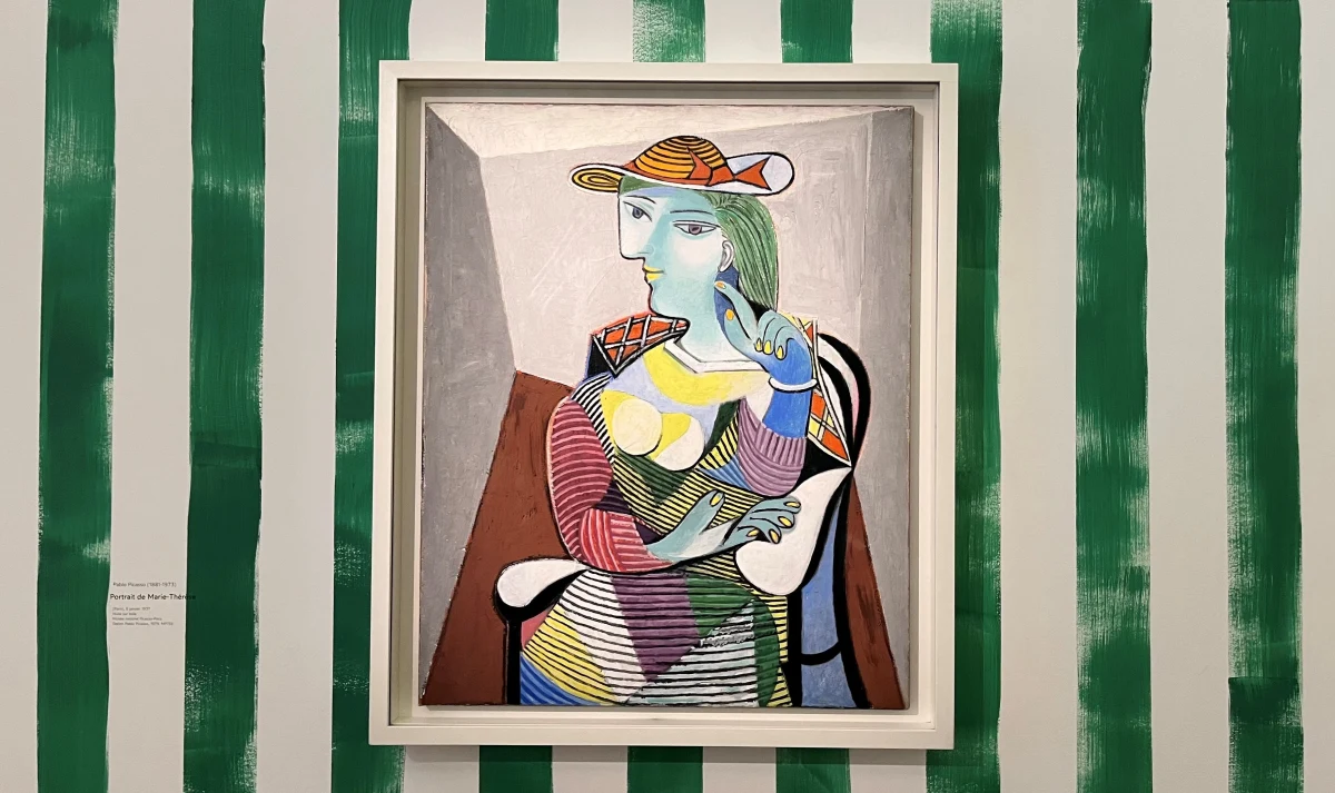 Niecodzienny eksperyment artystystyczny - z pogranicza sztuki i mody - w sławnym paryskim Muzeum Pabla Picassa. Nowy, zaskakujący wystrój sal ekspozycyjnych stworzył tam kultowy brytyjski dyktator mody Sir Paul Smith - co wywołało fale kontrowersji.