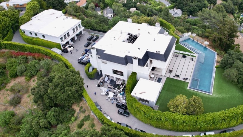 Ben Affleck i Jennifer Lopez już wkrótce przeprowadzą się do nowej rezydencji. Jak donosi serwis "TMZ" słynna para właśnie kupiła dom w Beverly Hills. Zapłacili za niego 60,85 milionów dolarów, czyli ponad ćwierć miliarda złotych.