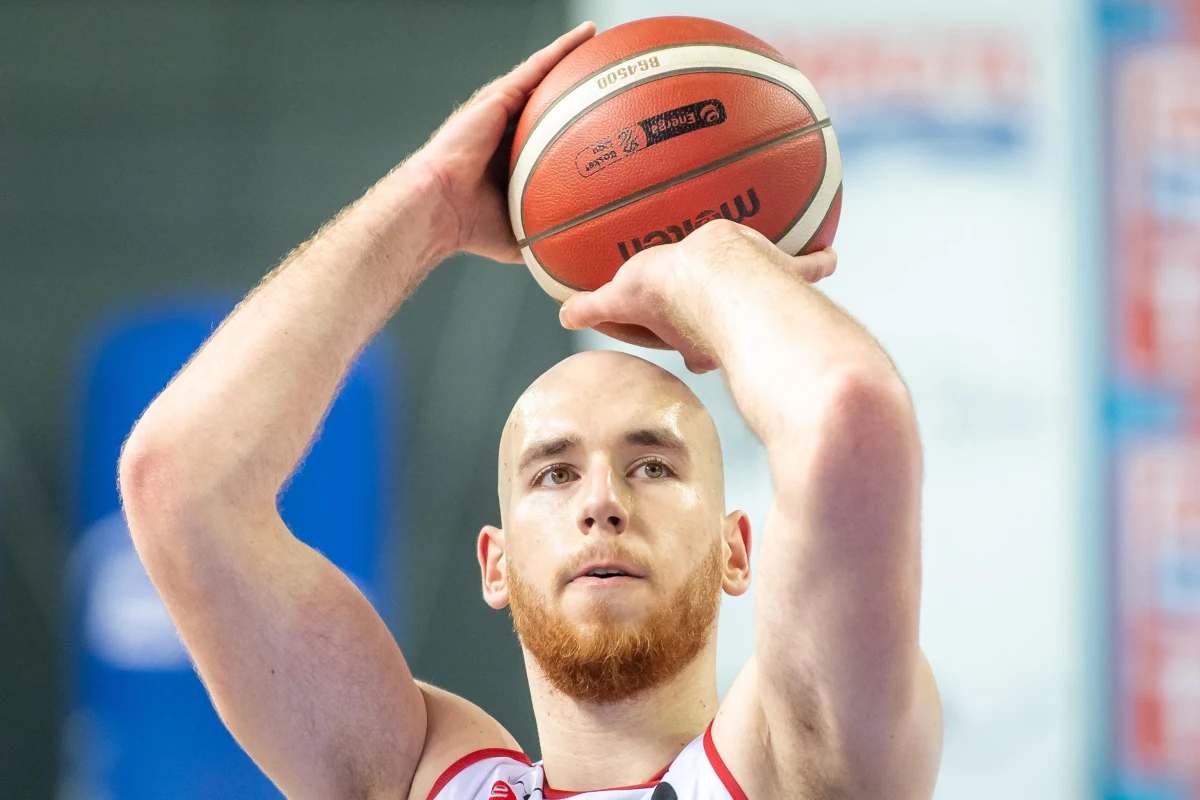 Reprezentacja Polski koszykarzy 3x3 wygrała w Wiedniu obydwa czwartkowe mecze grupowe z wyżej notowanymi rywalami - Litwą 22:21 po dogrywce oraz Belgią 21:15 i awansowała bezpośrednio do sobotnich ćwierćfinałów mistrzostw świata, mimo dwóch porażek na inaugurację.