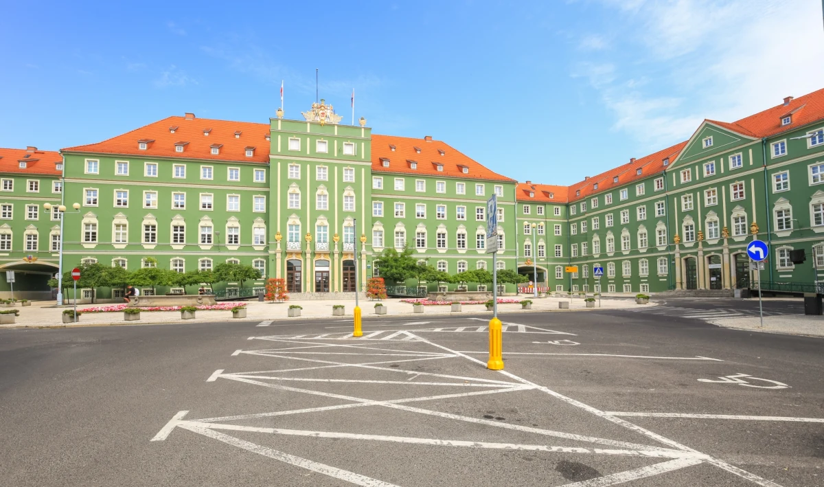 Z powodu oszczędności hejnał Szczecina, który do tej pory był grany na żywo przez trębacza, będzie odtwarzany. Miasto liczy, że dzięki temu uda się zaoszczędzić ok. 25 tys. zł.

