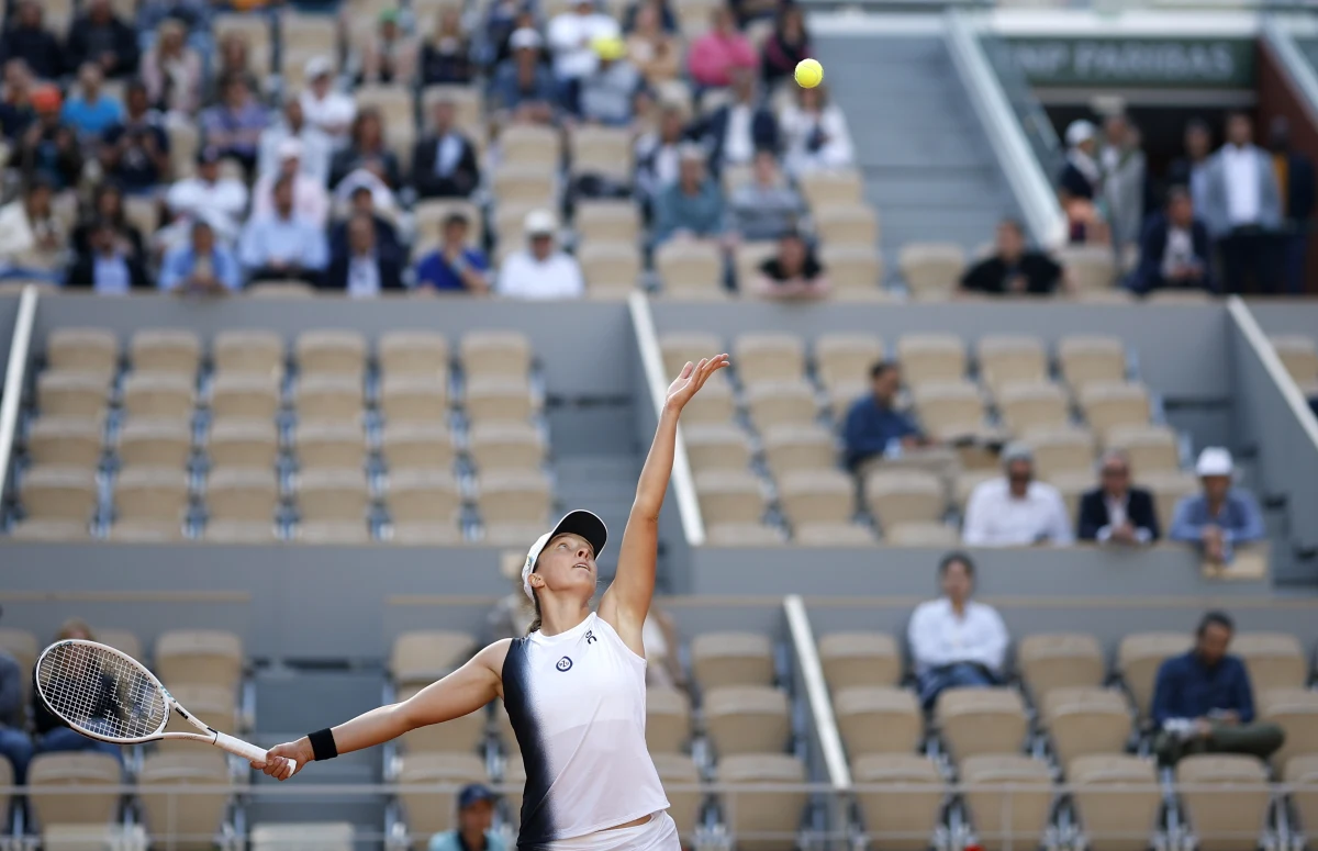 Iga Świątek pokonała Claire Liu w drugiej rundzie turnieju French Open. W pierwszym secie Polka miała problemy z amerykańską tenisistką, ale w drugiej części spotkania nie oddała rywalce nawet gema. Kolejną rywalką raszynianki będzie Chinka Xinyu Wang.