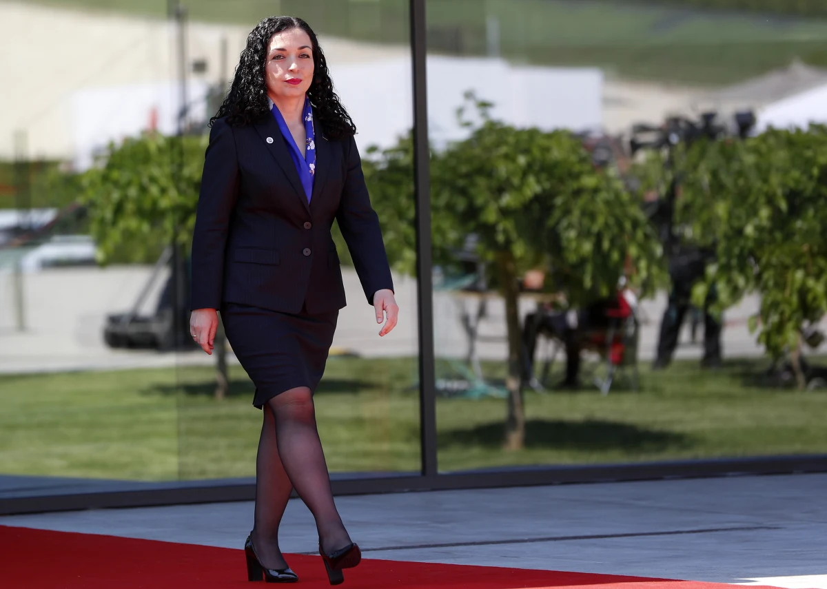 Jeśli prezydent Serbii Aleksandar Vuczić naprawdę chce pokoju, to musi przestać wspierać bandy złoczyńców - powiedziała w czwartek prezydent Kosowa Vjosa Osmani, komentując wzrost napięć na północy swego kraju.