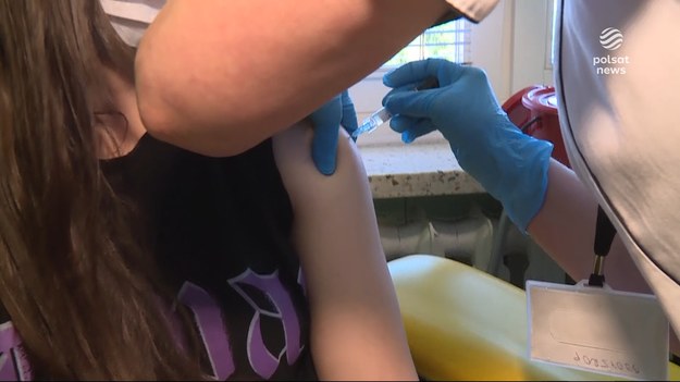 Ruszyły bezpłatne szczepienia przeciwko HPV. Szczepionka zabezpiecza przede wszystkim przed wariantem wirusa, który jest odpowiedzialny za raka szyjki macicy.Materiał dla "Wydarzeń" przygotowała Magdalena Hykawy.