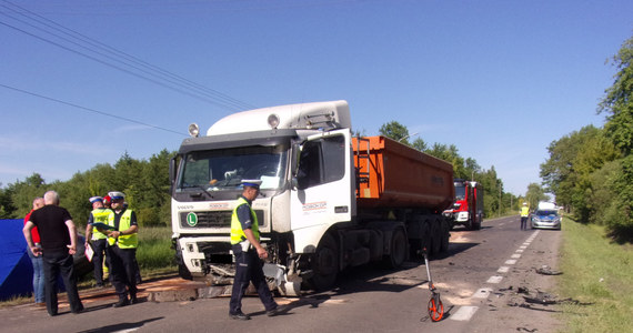 Zmarła druga z osób podróżujących osobowym seatem w wyniku wczorajszego wypadku w Kozerkach na Mazowszu. 26-letnia kierująca seatem zjechała na przeciwległy pas ruchu, gdzie zderzyła się czołowo z ciężarówką. Kobieta zginęła na miejscu. 23-letnia pasażerka auta i 13-miesięczne dziecko trafili do szpitala. Niestety, życia 23-letniej kobiety również nie udało się uratować.