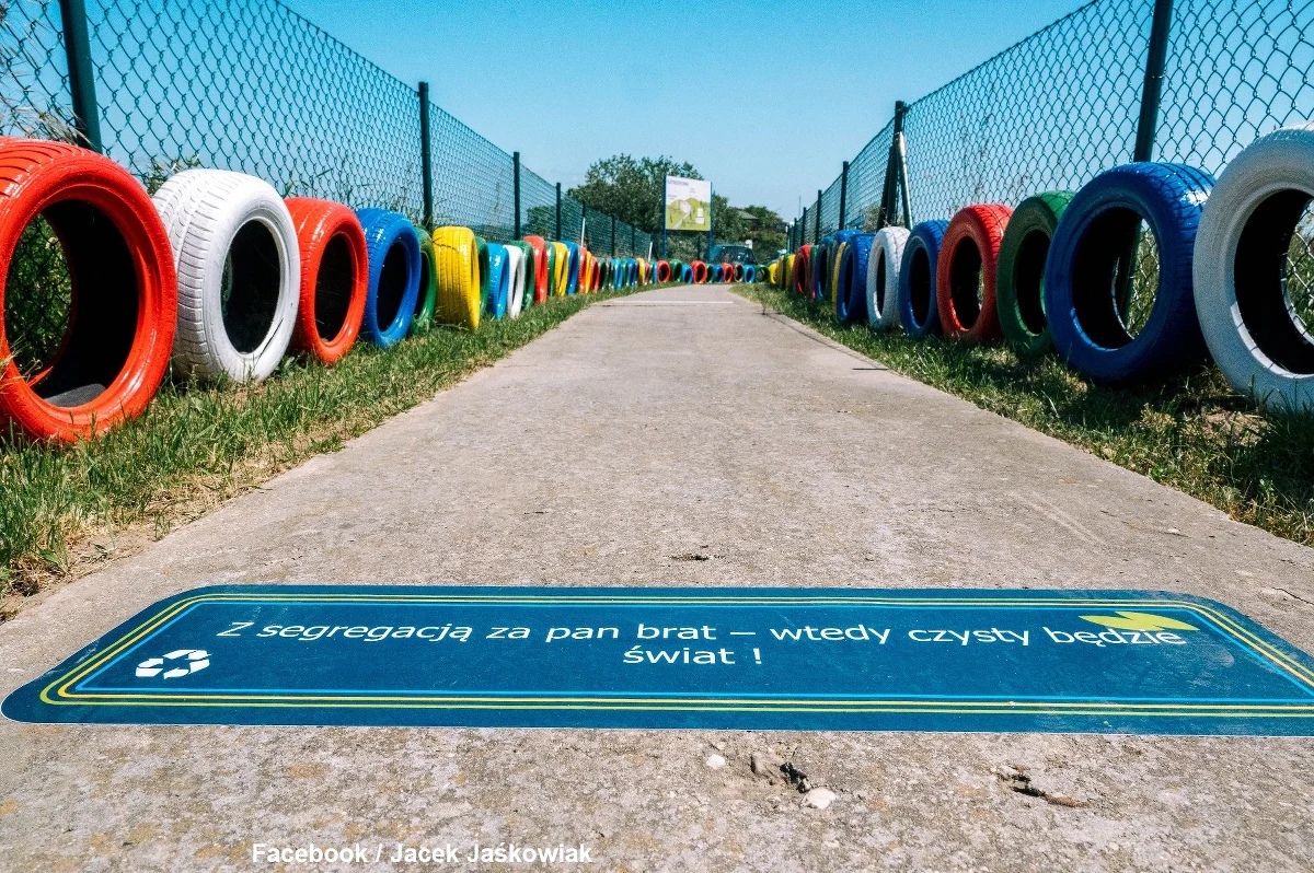 Plac zabaw wykonany ze śmieci? W Poznaniu powstało takie miejsce, a jego otwarcie nie mogło nastąpić w innym dniu niż 1 czerwca. Co ciekawe, oprócz placu zabaw znajduje się tam specjalna ścieżka edukacyjna, a całość znajduje się na terenie byłego składowiska odpadów.