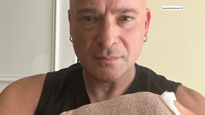 David Draiman opublikował w mediach społecznościowych zdjęcie swojej prawej ręki w gipsie i poinformował, że to pamiątka po operacji, jaką przeszedł w ubiegłym tygodniu. Wycięto mu wtedy guza na przedramieniu. Muzyk uspokoił też fanów, dodając, że ma już wyniki biopsji. Te są optymistyczne.