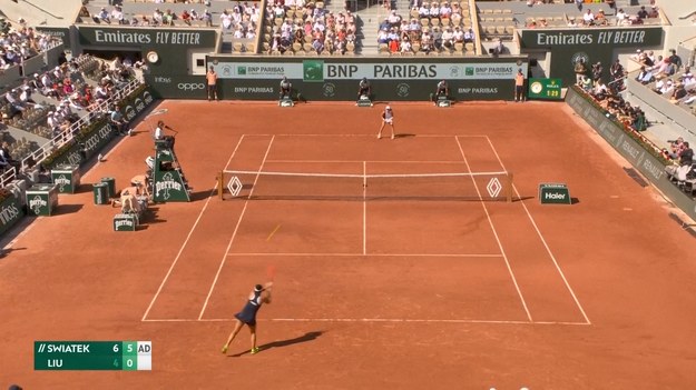 Iga Świątek awansowała do trzeciej rundy French Open po wygranej w dwóch setach z Amerykanką Claire Liu.