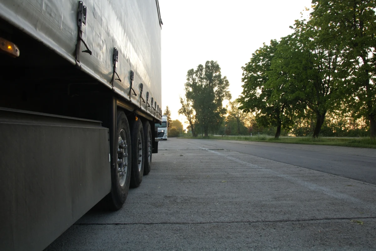 60-letnia Niemka została ranna w wypadku, do którego doszło na parkingu przy MOP w Przysieczy przy opolskim odcinku autostrady A4. Ciężarówka wjechała tam w samochód osobowy, a to auto uderzyło w siedzącą na ławce kobietę. Poszkodowana trafiła do szpitala.