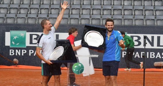 ​Jan Zieliński i Hugo Nys z Monako pokonali Francuzów Richarda Gasqueta i Lucasa Pouille'a 6:4, 6:2 w pierwszej rundzie debla wielkoszlemowego turnieju Rolanda Garrosa w Paryżu. Mecz trwał godzinę i 19 minut.