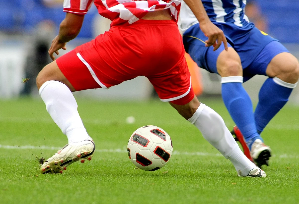 Minuta ciszy po tragicznej śmierci 15-letniego piłkarza poprzedzi sobotni finał Pucharu Niemiec, w którym w Berlinie zagrają Eintracht Frankfurt i RB Lipsk. Podobnie będzie w piątek w Budapeszcie przed meczem Niemcy - Francja w finale mistrzostw Europy zawodników do lat 17. Do tragedii doszło w ubiegłą niedzielę.