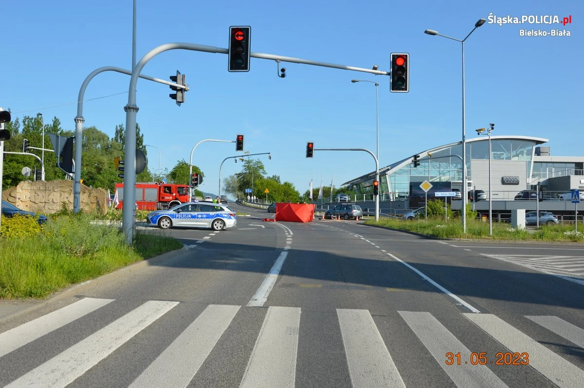 32-letni motocyklista zginął w wypadku drogowym w Bielsku-Białej (woj. śląskie). Policjanci pod nadzorem prokuratora wyjaśniają okoliczności oraz przyczyny zdarzenia.
