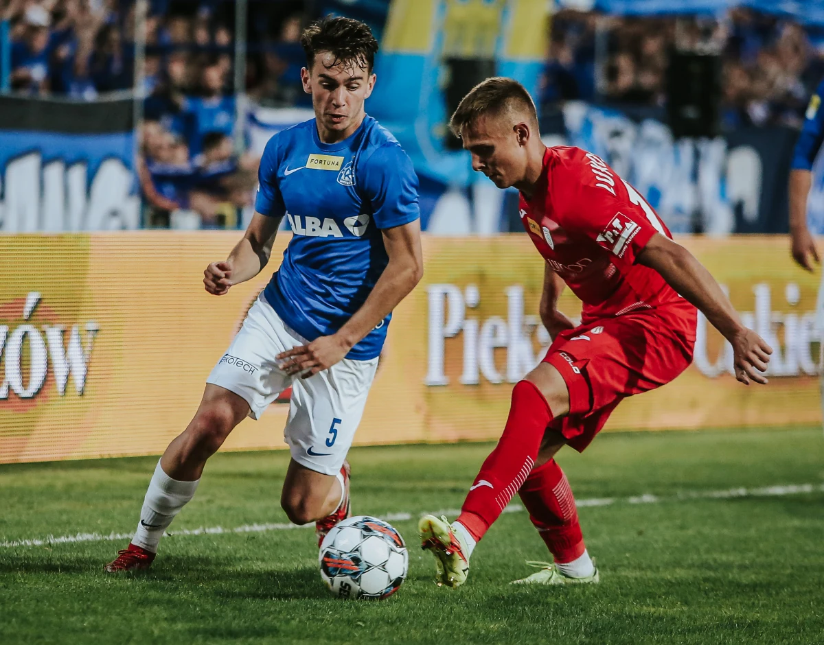 W sobotę przed młodym zawodnikiem Ruchu Chorzów Tomaszem Wójtowiczem być może najważniejszy mecz w karierze. Niebiescy rozegrają mecz ostatniej kolejki 1. ligi z GKS Tychy. Jeżeli wygrają - awansują do piłkarskiej ekstraklasy. „Musimy zagrać na większym luzie niż w ostatnim meczu z GKS Katowice. Presja nie może na nas negatywnie wpłynąć, musimy sobie z nią poradzić i przekuć ją w coś pozytywnego” - zaznacza Tomasz Wójtowicz, z którym o ostatniej kolejce 1. Ligi, ale też łączeniu gry w piłkę z dziennym studiowaniem prawa na Uniwersytecie Śląskim w Katowicach rozmawiał Wojciech Marczyk z redakcji sportowej RMF FM. 