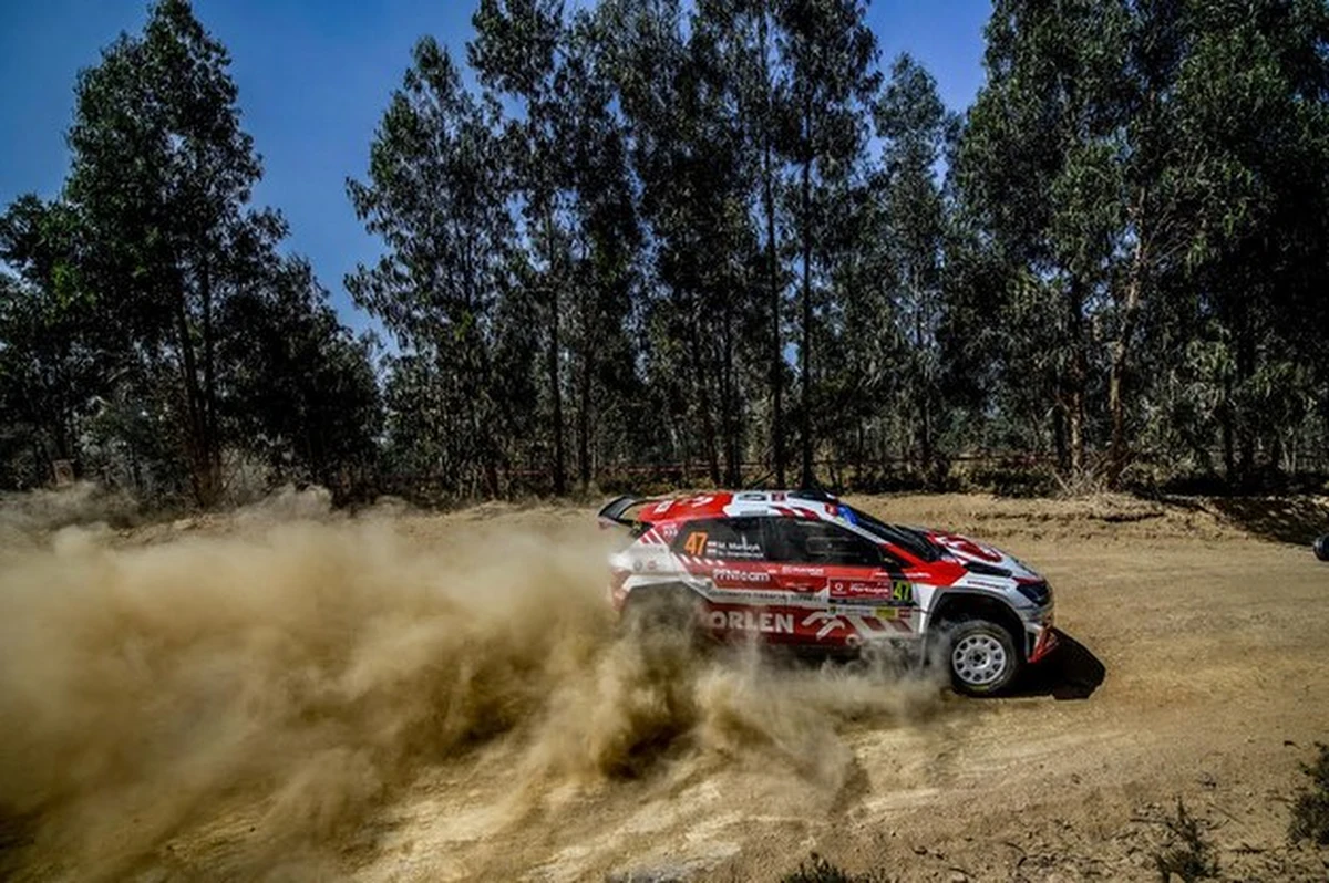 Fin Esapekka Lappi (Hyundai) wygrał superoes, rozpoczynający Rajd Sardynii, szóstą rundę samochodowych mistrzostw świata. W kategorii WRC2 Mikołaj Marczyk i Szymon Gospodarczyk (Skoda Fabia) zajęli drugie miejsce.