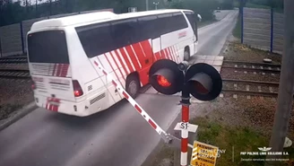 Zlekceważył światła i rogatki. Pędzący autobus wjechał na przejazd