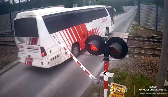 Zlekceważył światła i rogatki. Pędzący autobus wjechał na przejazd