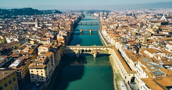 Władze Florencji wprowadzają zakaz przeznaczania kolejnych mieszkań na krótki wynajem dla turystów w historycznym centrum, wpisanym na listę światowego dziedzictwa UNESCO. Poinformował o tym w czwartek burmistrz Dario Nardella podkreślając, że to pierwsza taka inicjatywa we Włoszech.
