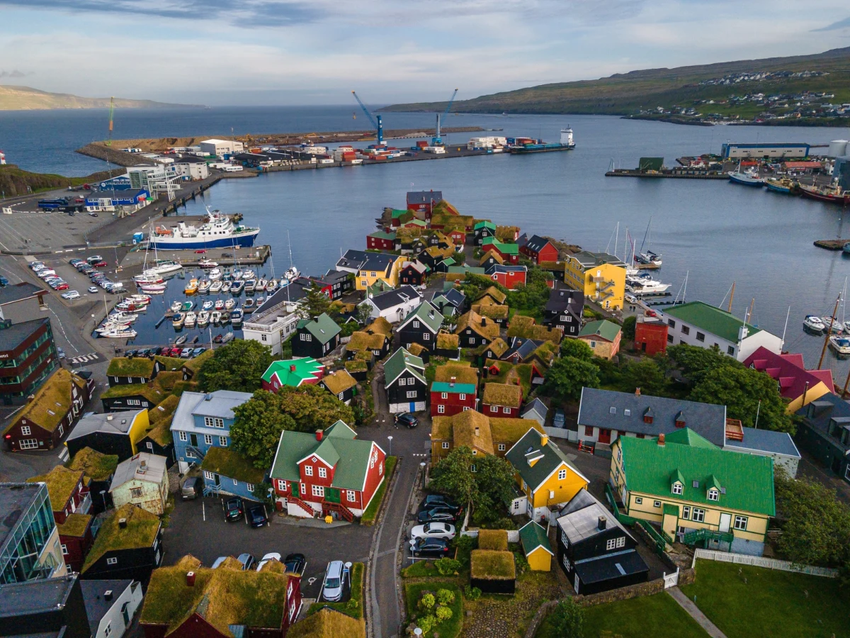 Rząd Wysp Owczych ogłosił w czwartek po długich dyskusjach decyzję o ograniczeniu dostępu do swoich portów rosyjskim statkom. Nie zerwano całkowicie współpracy z Rosją, obawiając się negatywnych skutków gospodarczych.