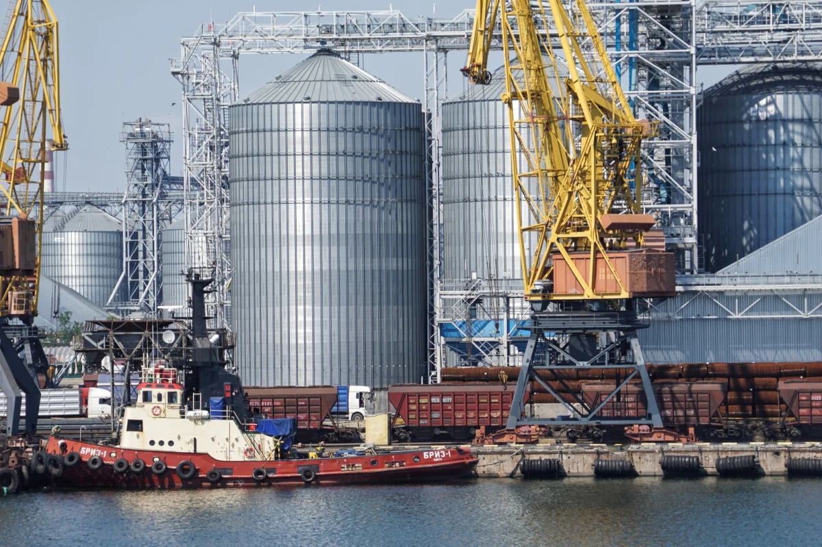 Tylko 33 statki wypłynęły w maju z ukraińskich portów, to o połowę mniej niż w kwietniu - poinformował w czwartek na konferencji prasowej rzecznik ONZ Stephane Dujarric. Dodał, że ONZ jest zaniepokojona spowolnieniem działań w ramach umowy zbożowej zawartej pośrednio między Rosją a Ukrainą.