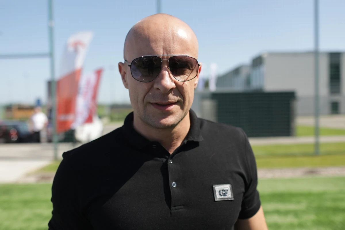 Na dziś UEFA zapowiedziała wydanie oświadczenia ws. polskiego sędziego Szymona Marciniaka, który 10 czerwca ma sędziować finał Ligi Mistrzów. Arbiter jest krytykowany za udział w wydarzeniu organizowanym przez jednego z liderów Konfederacji Sławomira Mentzena. "Zawsze mówię stop nienawiści i będę propagować, że najważniejsze jest bycie dobrym człowiekiem" - napisał Marciniak w wydanym oświadczeniu.