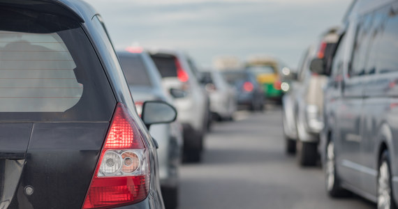 Dwie kolizje na A4 w okolicach węzła Brzesko w Małopolsce. Około godziny 6:30 samochód osobowy wjechał w bariery, a niespełna pół godziny później - przed zatorem spowodowanym kolizją - zderzyły się trzy pojazdy. Jedna osoba została ranna.