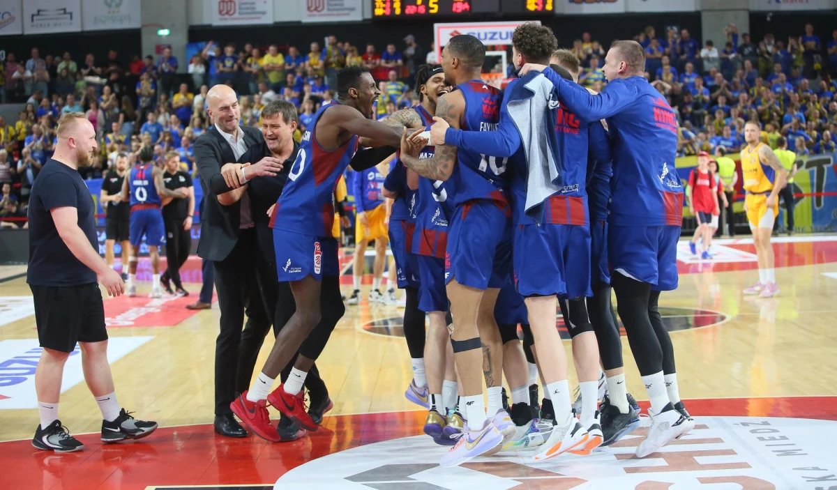 Już tylko kilka spotkań dzieli nas od zakończenia sezonu Energa Basket Ligi. W piątek rusza rywalizacja o złoty medal, a w sobotę - o brąz. Jeśli chodzi o walkę o mistrzostwo Polski, można powiedzieć, że zmierzy się Dawid z Goliatem. Broniący tytułu Śląsk Wrocław, który jest najbardziej utytułowanym klubem w kraju, zmierzy się z Kingiem Szczecin, dla którego jest to pierwszy finał w historii. "Ja myślę, że Śląsk zaraz na początku będzie chciał nas znokautować, żeby pokazać taką psychologiczną przewagę" - mówi trener ekipy ze Szczecina Arkadiusz Miłoszewski i dodaje, że jego zespół chce popsuć plany rywala.