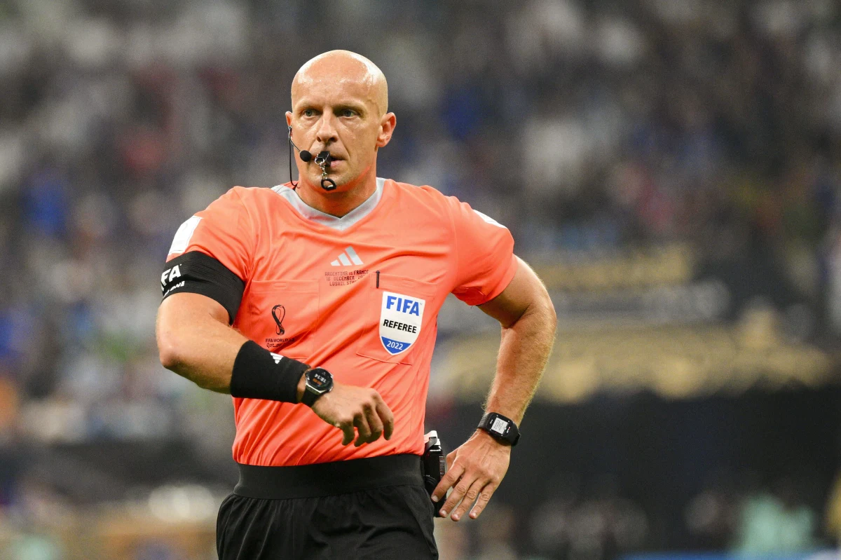 Polski Związek Piłki Nożnej stanął w obronie Szymona Marciniaka. Sędziemu grozi kara ze strony UEFA po tym, jak stowarzyszenie "Nigdy Więcej" opublikowało oświadczenie, w którym skrytykowało udział Marciniaka w imprezie organizowanej przez Sławomira Mentzena z Konfederacji. "Marciniak został bezpodstawnie oskarżony, nie dano mu możliwości wyjaśnień oraz obrony" - czytamy w komunikacie. 