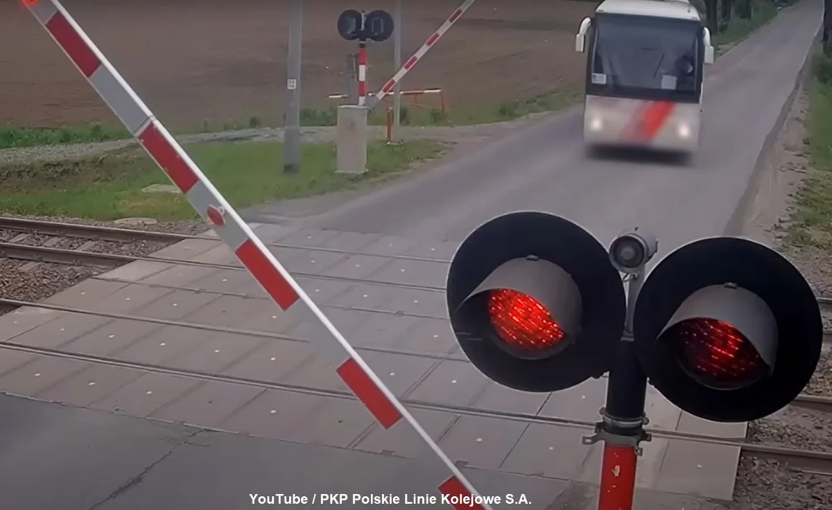 "Takie zachowanie to skracanie sobie drogi do śmierci" - tak o niebezpiecznym zachowaniu kierowcy autobusu wiozącego niepełnosprawne dzieci napisały PKP Polskie Linie Kolejowe. Spółka opublikowała w mediach społecznościowych nagranie z monitoringu. Sprawę skomentowała organizująca przejazd autokaru Fundacja im. Brata Alberta, a także firma, do której należy pojazd.