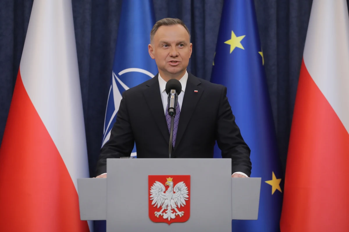 "Postanowiłem zrobić krok, który będzie swoistym 'sprawdzam' dla opozycji i rządzących. Przygotowałem nowelizację ustawy, by rozwiązać wszelkie wątpliwości i zarzuty" - oświadczył prezydent Andrzej Duda podczas zorganizowanego w Pałacu Prezydenckim wystąpienia, odnosząc się do ustawy o powołaniu komisji ds. badania wpływów rosyjskich na bezpieczeństwo wewnętrzne Polski w latach 2007-2022. Po południu nowelizacja trafiła do Sejmu. 