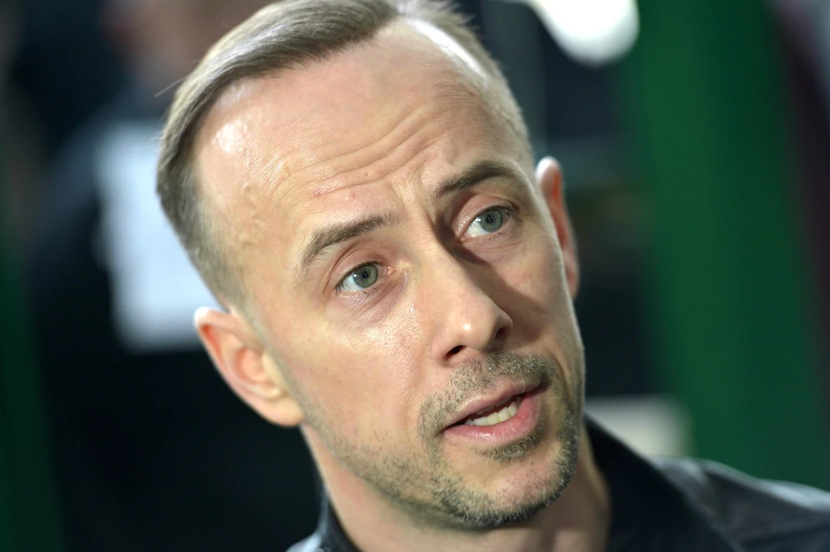 Członkowie zespołu "Behemoth" i jego lider Adam "Nergal" Darski ponownie przed sądem. W Sądzie Apelacyjnym w Gdańsku rozpoczął się proces odwoławczy w sprawie dotyczącej znieważenia polskiego godła. Sąd pierwszej instancji w maju ub.r. uniewinnił mężczyzn. Sąd Apelacyjny postanowił wezwać na kolejną rozprawę dwóch biegłych, którzy wydali odmienne opinie w tej sprawie.

