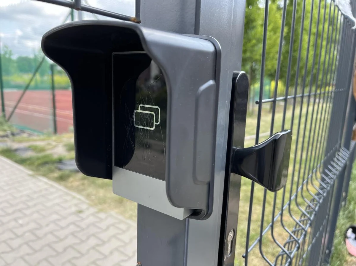 Kuriozalna sytuacja na wrocławskich Partynicach. Dzieciom z osiedla przy ulicy Kawalerzystów zamknięto plac zabaw. Przy furtce zamontowano czytnik kart. Wejściówki dostali mieszkańcy tylko jednej z kilku wspólnot. Zdaniem dewelopera będącego właścicielem terenu, na którym jest plac, powodem tego jest fakt, że jedynie jedna wspólnota dorzuca się do kosztów utrzymania placu zabaw.