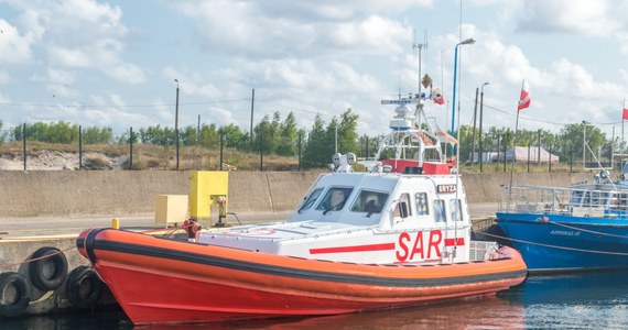 Akcja ratunkowa na Zatoce Gdańskiej w okolicach ujścia Wisły. Rano ratownicy Morskiej Służby Poszukiwania i Ratownictwa SAR brali udział w poszukiwaniu załogi jachtu Tjorven. Udało się uratować cztery osoby.