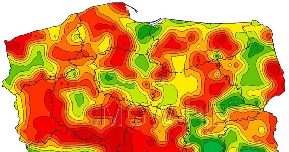 Ekstremalne i bardzo wysokie zagrożenie pożarami w lasach w piątek i w sobotę występuje w większości województw – ostrzega Instytut Meteorologii i Gospodarki Wodnej. "Przez ostatnie dni mieliśmy nad Polską wyżową pogodę i dużo słońca, było też sporo wiatrów, a on mocno przesusza glebę. To wszystko powoduje duże zagrożenie suszą glebową, a co za tym idzie, wzrasta ryzyko pożarów" – wyjaśnia Grzegorz Walijewski z IMGW.