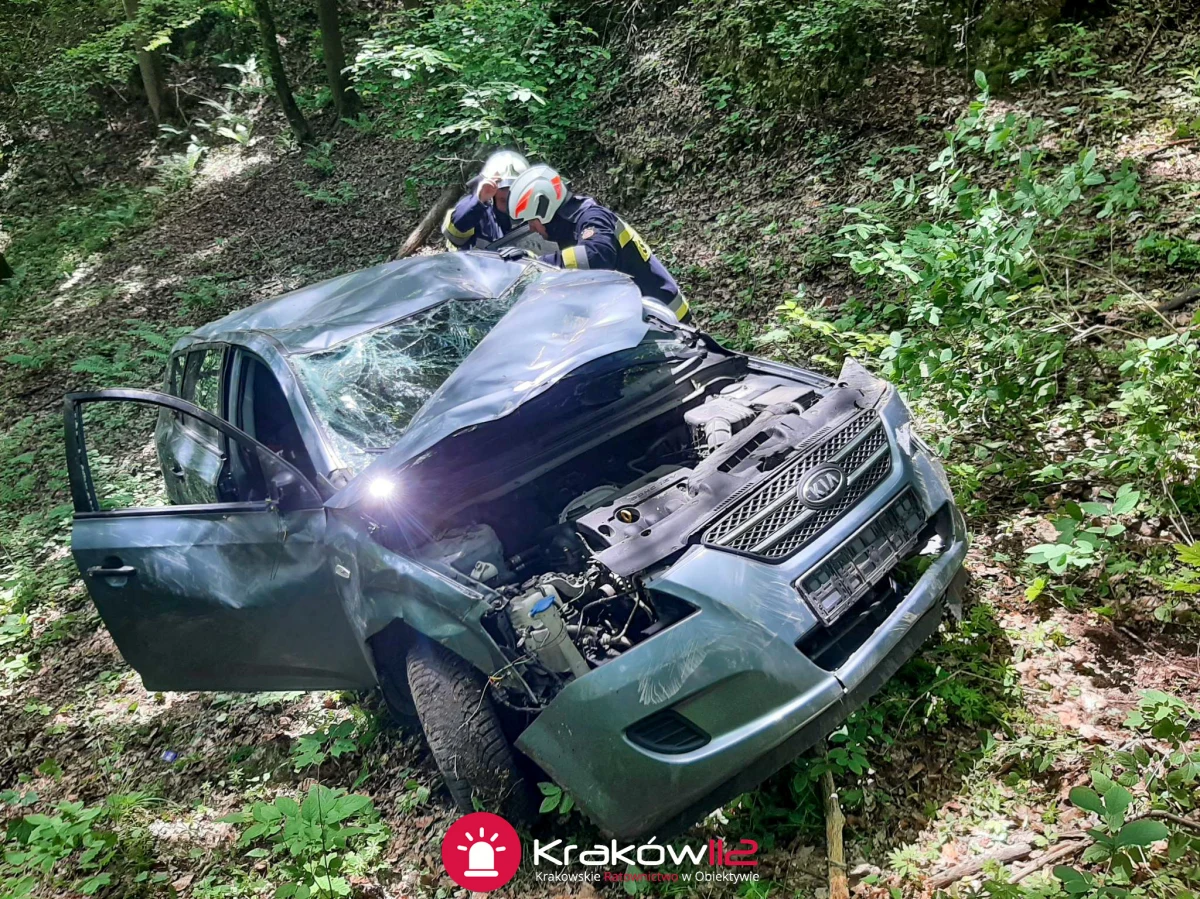 W Ojcowie przed godziną 11 doszło do poważnego wypadku. Kobieta podróżująca z 5-miesięcznym niemowlęciem samochodem straciła panowanie nad pojazdem. Auto wypadło na łuku drogi i spadło w przepaść. 