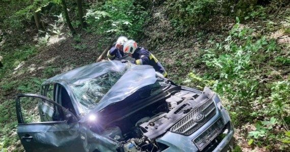 W Ojcowie przed godziną 11 doszło do poważnego wypadku. Kobieta podróżująca z 5-miesięcznym niemowlęciem samochodem straciła panowanie nad pojazdem. Auto wypadło na łuku drogi i spadło w przepaść. 