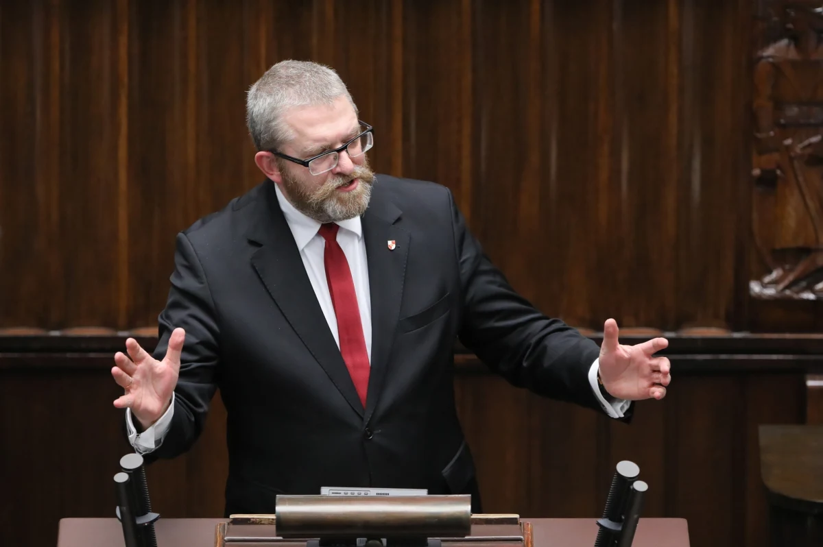 Prokuratura chce pociągnąć do odpowiedzialności posła Grzegorza Brauna. Chodzi o incydent w krakowskim Sądzie Okręgowym i wyrzucenie do śmietnika choinki ozdobionej bombkami z napisem "Konstytucja". Prokuratura wystąpiła w tej sprawie do marszałek Sejmu.  