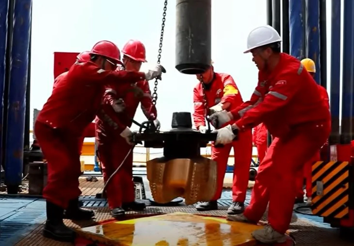 Ponad 10000 m głębokości ma mieć dziura w ziemi, którą Chiny zaczęły wiercić na pustyni Taklamakan. Kopiąc najgłębszy jak dotąd w Państwie Środka otwór w skorupie ziemskiej, Chińczycy spodziewają się dotrzeć do złóż ropy i gazu.