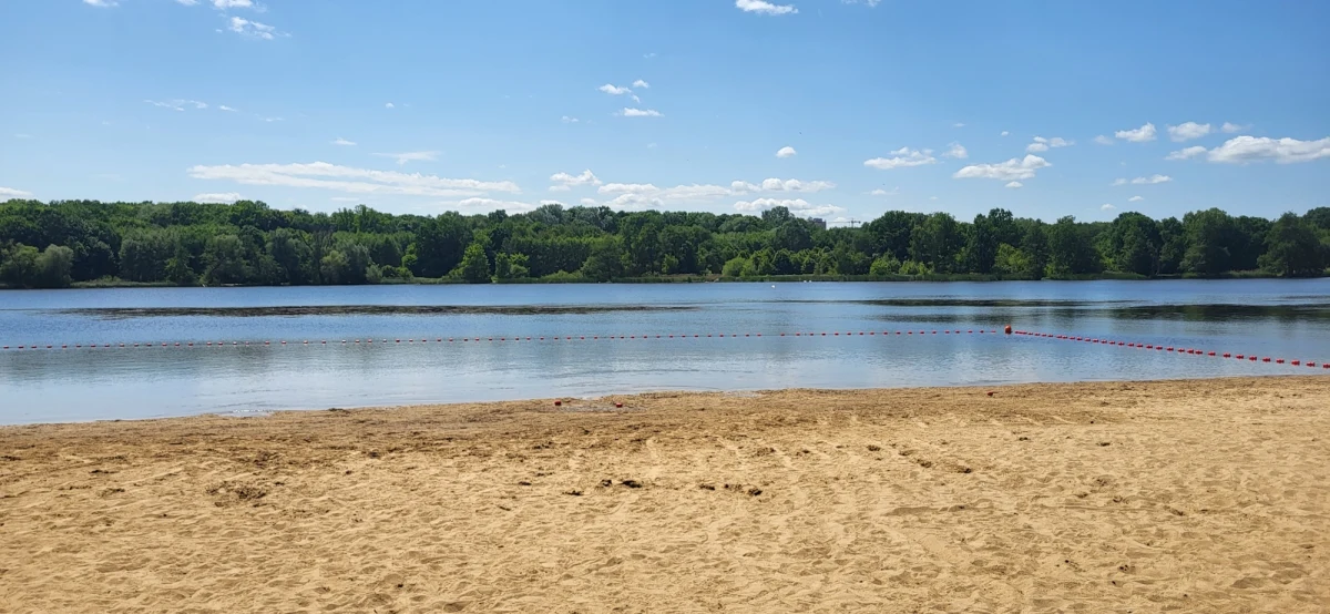 W tym roku poznaniacy i turyści przyjeżdżający do stolicy Wielkopolski będą mogli wypoczywać na czterech miejskich kąpieliskach. Już jutro (sobota 3 czerwca) startuje sezon kąpielowy w Poznaniu. To oznacza, że na plażach będą obecni ratownicy, sprawujący pieczę nad bezpieczeństwem wypoczywających.