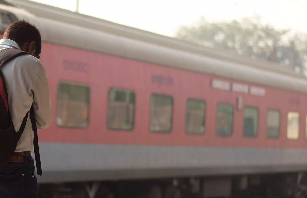 Co najmniej 50 osób zginęło, a 300 zostało rannych i przewiezionych do szpitali w wyniku katastrofy kolejowej w Indiach. W stanie Orisa na wschodzie kraju doszło w piątek do wykolejenia pociągu pasażerskiego po zderzeniu z innym składem - informuje agencja Reutera za lokalnymi mediami.